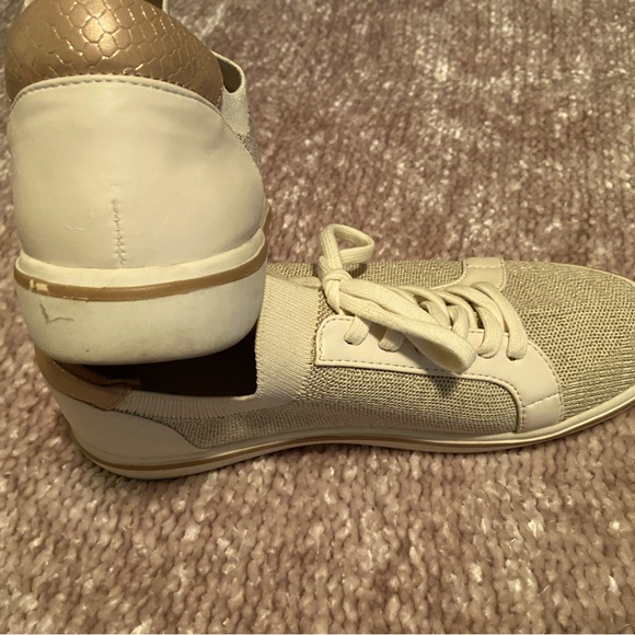 Kelly & Katie Everly sneaker. Size 8. Rose gold and off white. - Picture 2 of 3